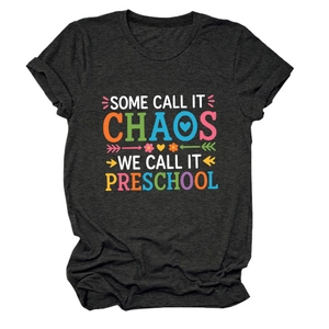 Détail de l'imprimé Some Call It Chaos sur un t-shirt gris à col rond en coton