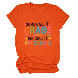 Détail du t-shirt orange Preschool avec texte imprimé et motifs graphiques décoratifs