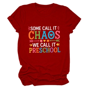 Détail du t-shirt rouge à col rond avec motif imprimé pour enseignants de maternelle