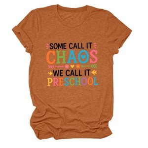 Détail d'un t-shirt en coton couleur rouille avec imprimé Some Call It Chaos Preschool