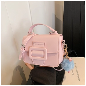 Borsa quadrata rosa con fibbia grande e ciondolo a pompon blu in ecopelliccia