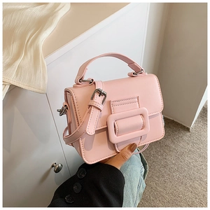 Dettaglio della mini borsa rosa con fibbia grande e superficie in pelle PU opaca