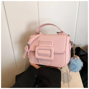 Borsa a tracolla in pelle PU rosa con pompon blu e grande fibbia quadrata