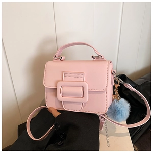Piccola borsa a tracolla rosa con fibbia dorata e ciondolo a pompon blu