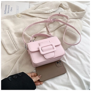 Mini borsa a tracolla rosa in ecopelle con fibbia e smartphone per riferimento dimensioni
