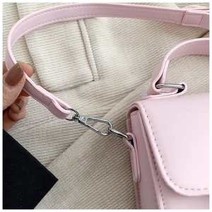Dettaglio della trama in pelle PU rosa e gancio in metallo argentato sulla borsa