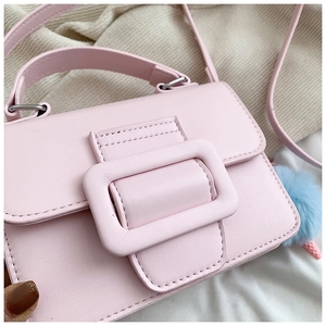 Dettaglio della mini borsa rosa con fibbia quadrata e cuciture di precisione
