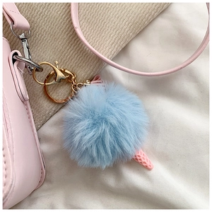 Dettaglio portachiavi a forma di gelato blu in peluche con chiusura oro su borsa rosa