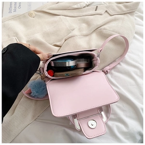 Dettaglio interno di una piccola borsa rosa con spazio per cellulare e rossetto