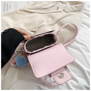 Vista interna della mini borsa a patta in pelle PU rosa con pompon blu e zip interna