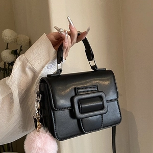 Elegante borsa nera opaca con manico e dettaglio portachiavi a pompon rosa carino