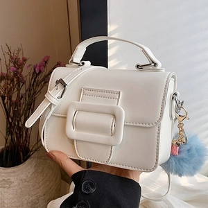Elegante borsa a tracolla in pelle bianca con fibbia quadrata e ciondolo blu