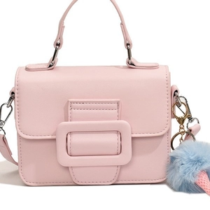 Borsa a tracolla rosa con fibbia di lusso, pompon blu e tracolla per donna elegante