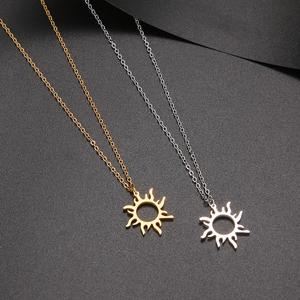 Minimalistische Sonnenanhänger-Halsketten in Gold und Silber auf dunklem Grund