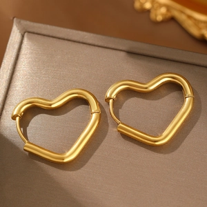Boucles d'oreilles créoles cœur dorées minimalistes avec fermeture sécurisée sur support