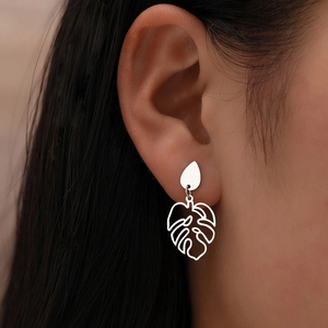 Boucles d'oreilles pendantes en acier argenté avec feuille de monstera évidée