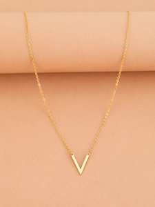 Detailansicht der minimalistischen goldenen V-Halskette mit polierter Oberfläche