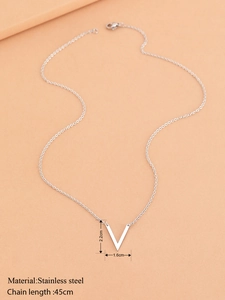 Detailansicht der silbernen V-Halskette mit 45 cm langer Edelstahlkette für Damen