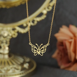 Élégant collier pendentif papillon doré pour femme avec design ajouré et chaîne fine