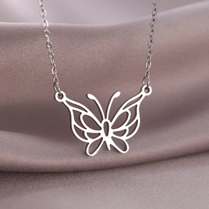 Élégant collier papillon ajouré en acier inoxydable sur fond de soie rose