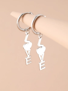 Nahaufnahme von Vintage Silber-Ohrringen mit LOVE-Buchstaben und Herz-Gliedern