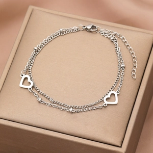 Dettaglio di un bracciale a doppio strato in acciaio inossidabile con cuori in finitura argento