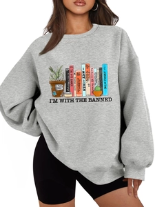 Dettaglio della stampa a colori con libri sul pullover grigio stile oversize