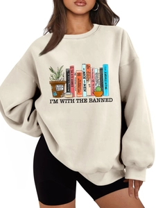 Dettaglio della stampa a libri 'I'm With The Banned' su felpa girocollo color panna