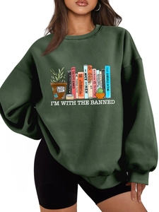 Dettaglio felpa verde oliva con stampe di libri classici e testo I'm With The Banned