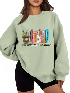 Dettaglio dello slogan I'm With The Banned e grafica di libri su felpa verde chiaro