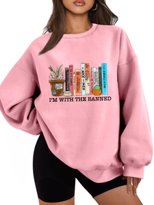 Dettaglio della felpa rosa con grafiche di libri e stampa del motto I'm with the Banned