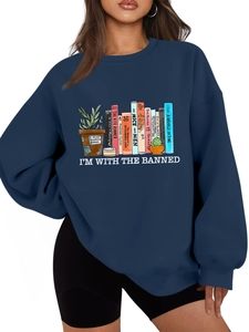 Dettaglio felpa blu scuro con stampa libri e testo I'm With The Banned per stile casual