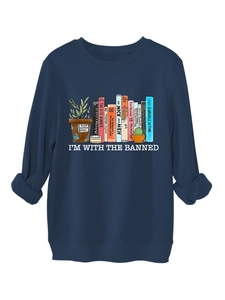 Dettaglio della felpa blu navy con stampe di libri e trama dei polsini a costine