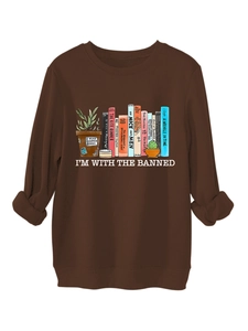Dettaglio felpa marrone scuro con grafica libri 'I'M WITH THE BANNED' e polsini con risvolto