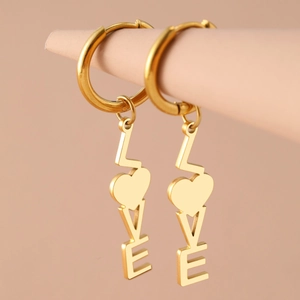 Vintage-Creolen in Gold mit LOVE-Schriftzug und Herzanhänger für Damen im Retro-Stil