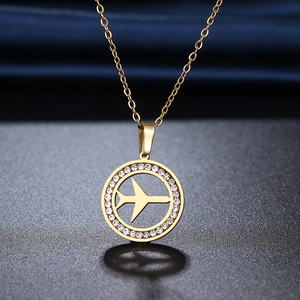 Collana in acciaio inossidabile dorato con pendente aereo e zirconi brillanti