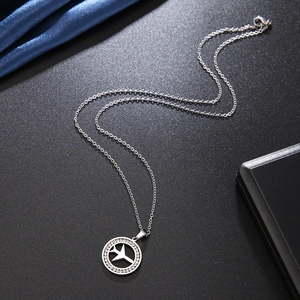 Elegante collana in acciaio inossidabile con ciondolo aereo e pietre di zirconia