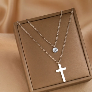Collier double couche en acier inoxydable avec pendentif croix et zircon brillant