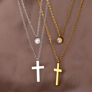 Collier superposé en acier inoxydable avec croix et zircon en finitions or et argent