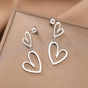 Boucles d'oreilles pendantes double cœur en acier inoxydable argenté sur boîte à bijoux