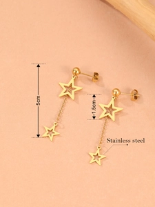 Détail de boucles d'oreilles étoiles en acier inoxydable doré avec longues chaînes fines