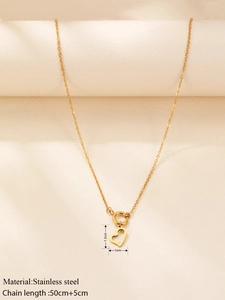 Dettaglio della collana con cuore dorato in acciaio inossidabile e misure di 50 cm