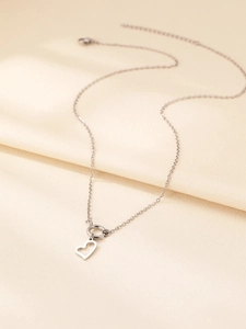 Dettaglio del ciondolo a cuore in argento con catena e chiusura a moschettone