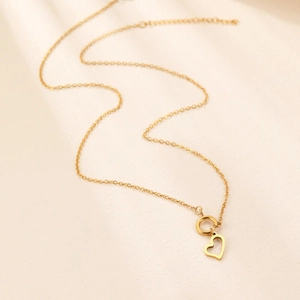 Collana dorata con ciondolo a cuore e chiusura a levetta OT in stile minimalista