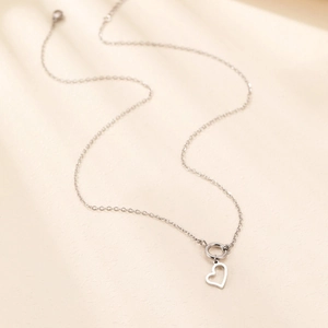 Collana minimalista in argento con ciondolo a cuore cavo e chiusura a levetta OT moderna