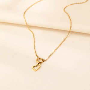 Collana minimalista dorata con ciondolo a cuore e chiusura OT per donna