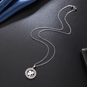 Collier élégant en acier argenté avec pendentif cercle en cristal et trèfle évidé