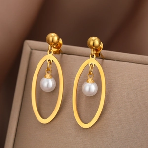 Élégantes boucles d'oreilles perles ovales dorées au design géométrique sur un coffret