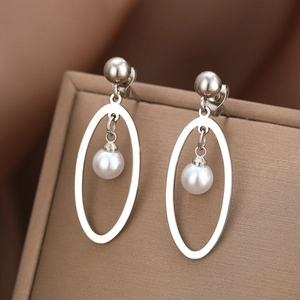 Boucles d'oreilles ovales minimalistes argentées avec perles sur support de bijoux