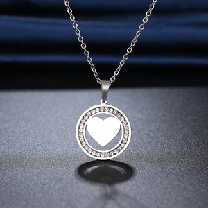 Collier pendentif cœur argenté avec strass et cadre circulaire ajouré